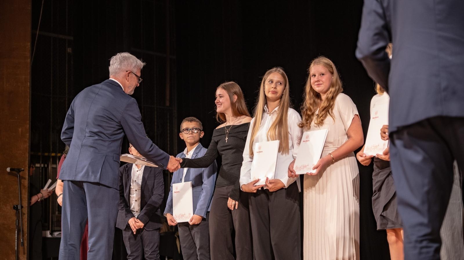 Zdjęcie w galerii na portalu naszraciborz.pl: Najlepsi uczniowie raciborskich szkół odebrali stypendia - foto na bis! wiadomości z regionu