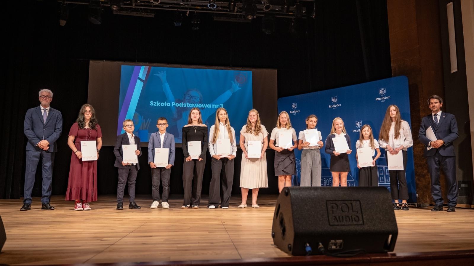 Zdjęcie w galerii na portalu naszraciborz.pl: Najlepsi uczniowie raciborskich szkół odebrali stypendia - foto na bis! wiadomości z regionu