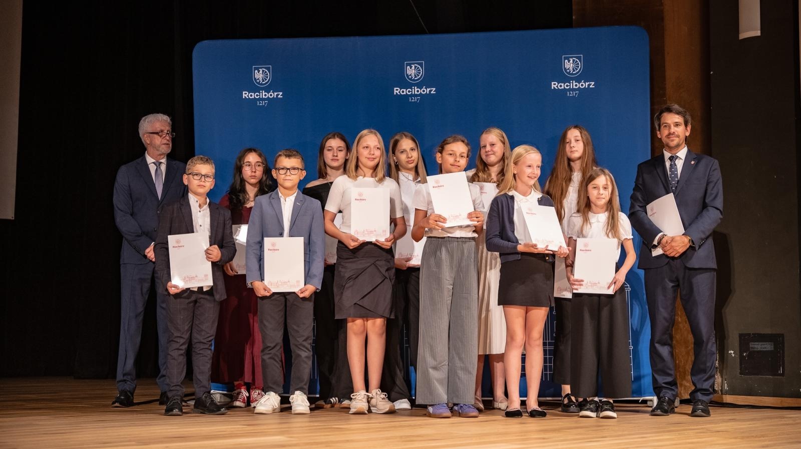 Zdjęcie w galerii na portalu naszraciborz.pl: Najlepsi uczniowie raciborskich szkół odebrali stypendia - foto na bis! wiadomości z regionu