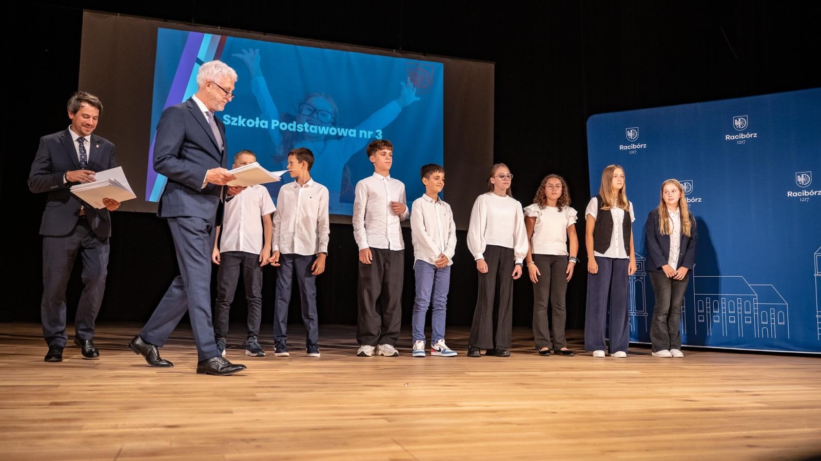 Zdjęcie w galerii na portalu naszraciborz.pl: Najlepsi uczniowie raciborskich szkół odebrali stypendia - foto na bis! wiadomości z regionu