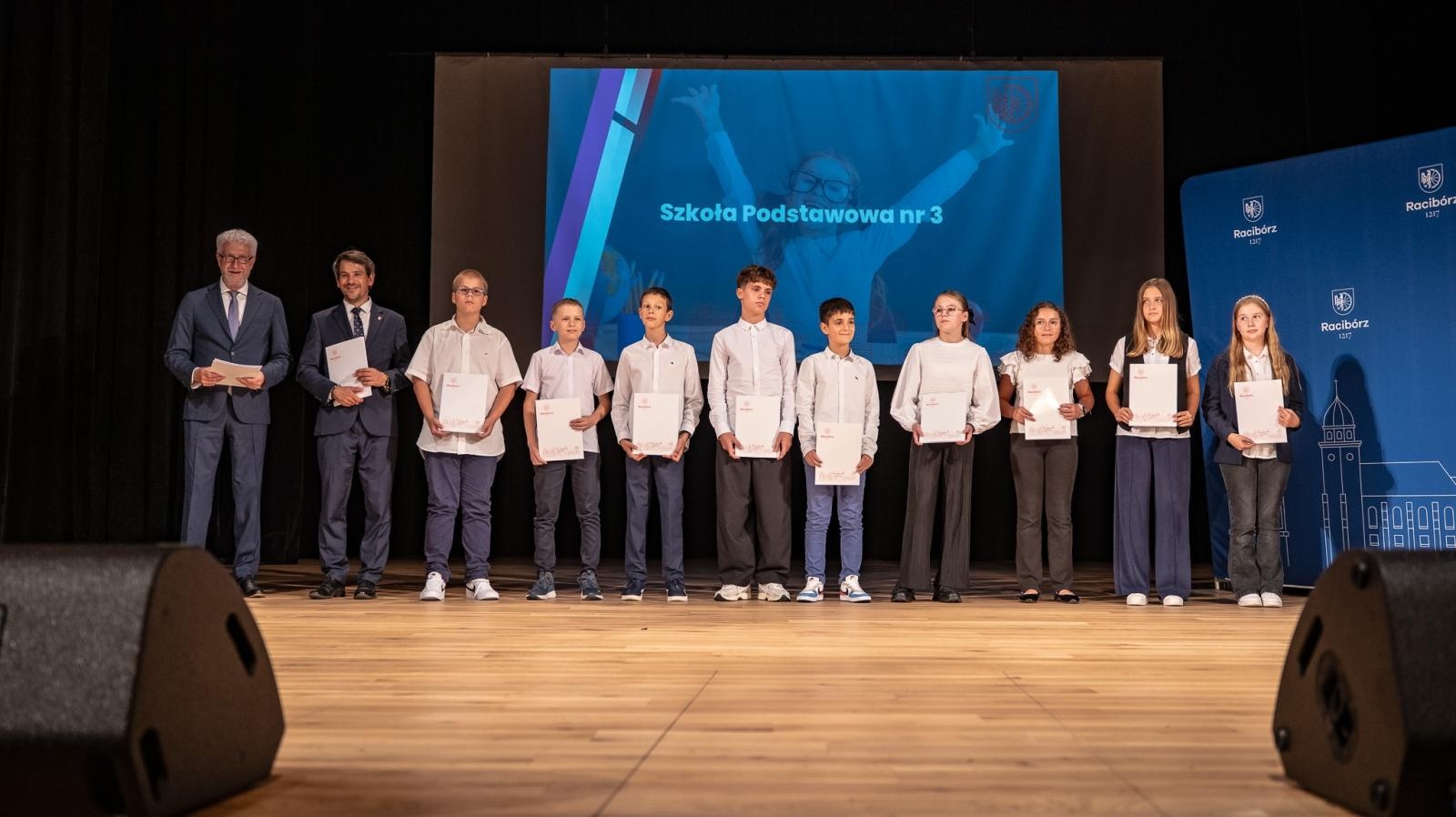 Zdjęcie w galerii na portalu naszraciborz.pl: Najlepsi uczniowie raciborskich szkół odebrali stypendia - foto na bis! wiadomości z regionu