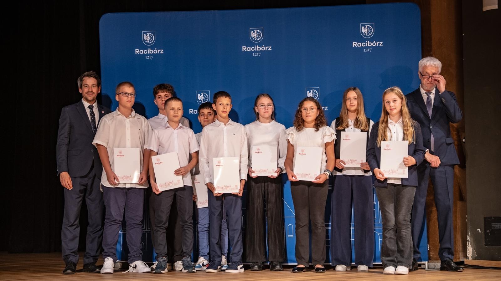Zdjęcie w galerii na portalu naszraciborz.pl: Najlepsi uczniowie raciborskich szkół odebrali stypendia - foto na bis! wiadomości z regionu