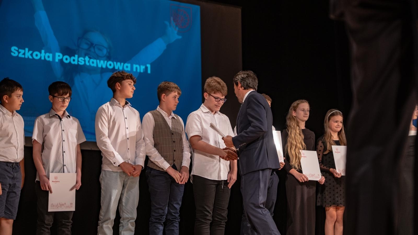 Zdjęcie w galerii na portalu naszraciborz.pl: Najlepsi uczniowie raciborskich szkół odebrali stypendia - foto na bis! wiadomości z regionu