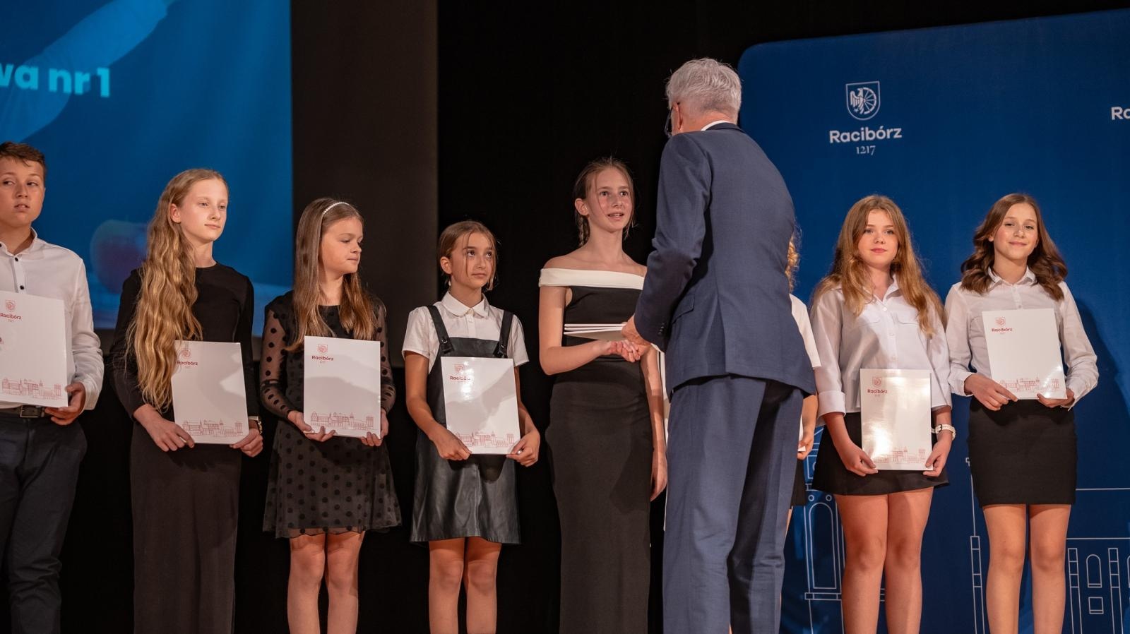 Zdjęcie w galerii na portalu naszraciborz.pl: Najlepsi uczniowie raciborskich szkół odebrali stypendia - foto na bis! wiadomości z regionu