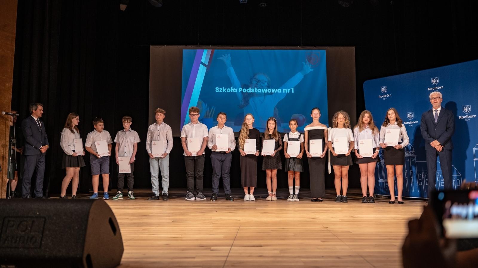 Zdjęcie w galerii na portalu naszraciborz.pl: Najlepsi uczniowie raciborskich szkół odebrali stypendia - foto na bis! wiadomości z regionu