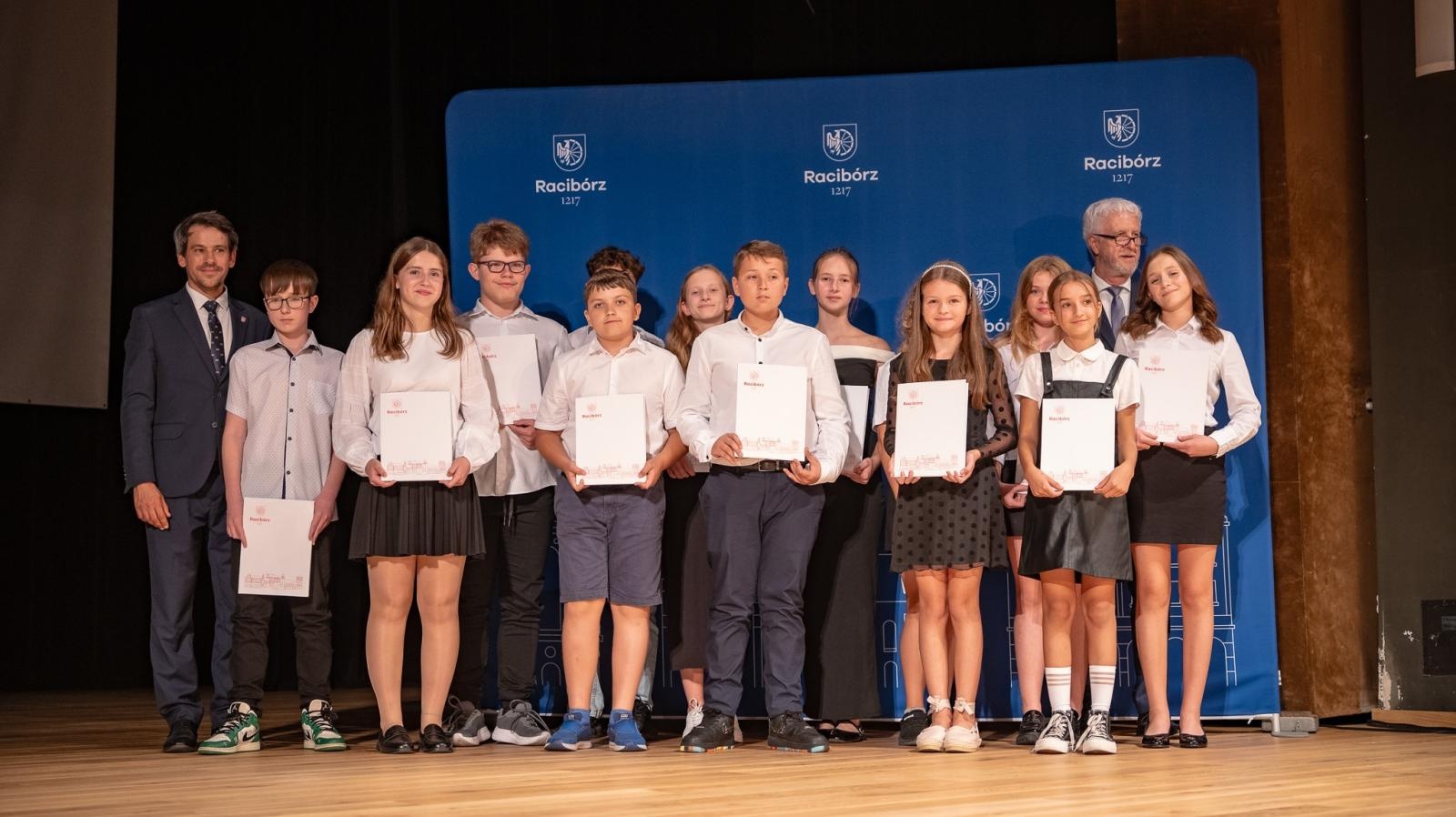 Zdjęcie w galerii na portalu naszraciborz.pl: Najlepsi uczniowie raciborskich szkół odebrali stypendia - foto na bis! wiadomości z regionu