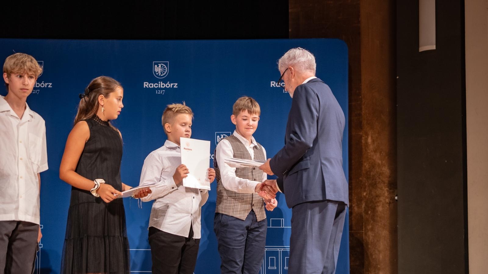 Zdjęcie w galerii na portalu naszraciborz.pl: Najlepsi uczniowie raciborskich szkół odebrali stypendia - foto na bis! wiadomości z regionu