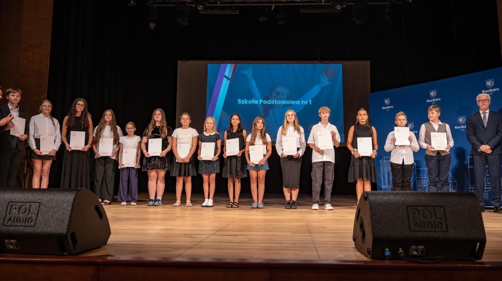 Zdjęcie w galerii na portalu naszraciborz.pl: Najlepsi uczniowie raciborskich szkół odebrali stypendia - foto na bis! wiadomości z regionu