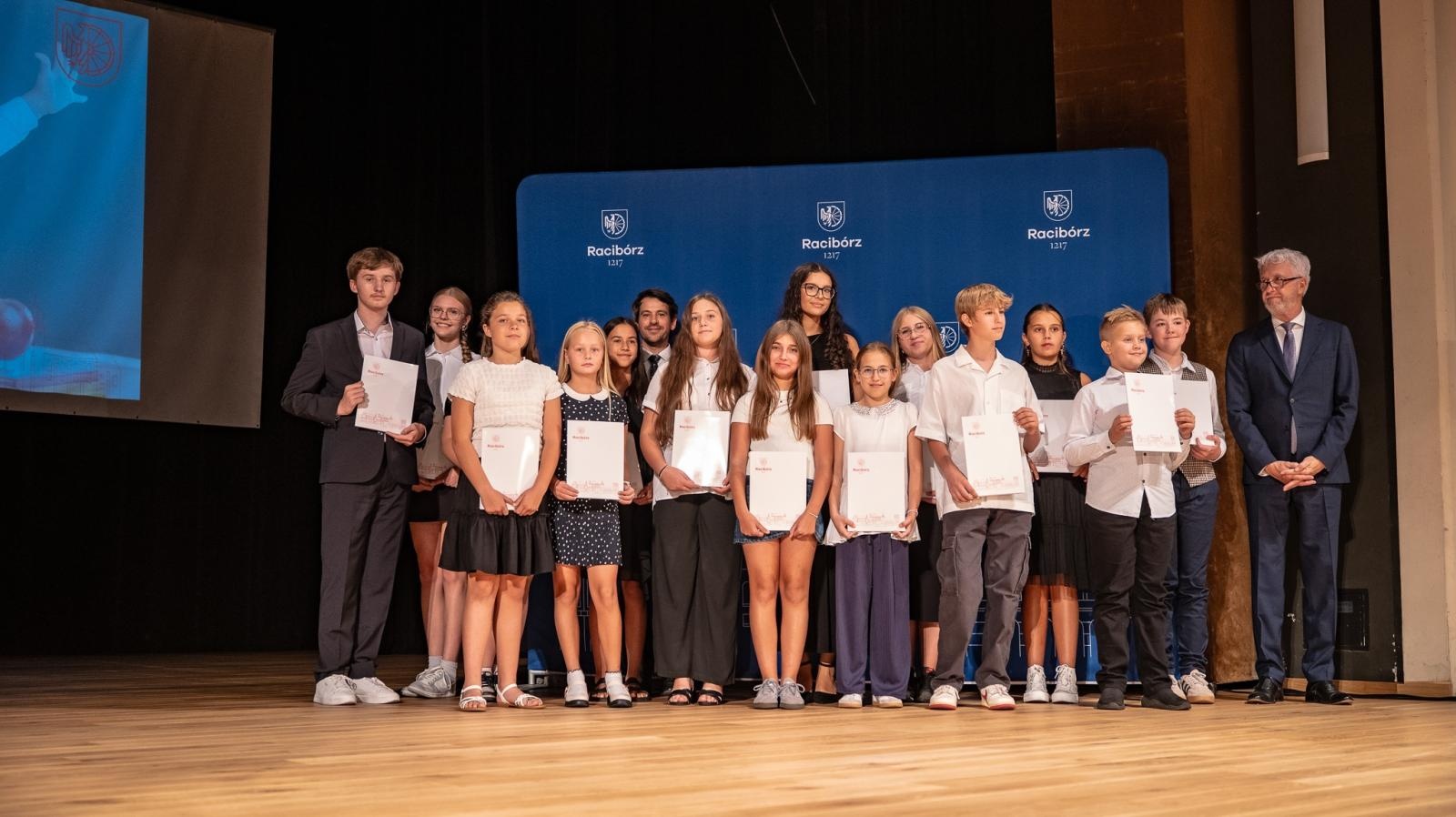 Zdjęcie w galerii na portalu naszraciborz.pl: Najlepsi uczniowie raciborskich szkół odebrali stypendia - foto na bis! wiadomości z regionu