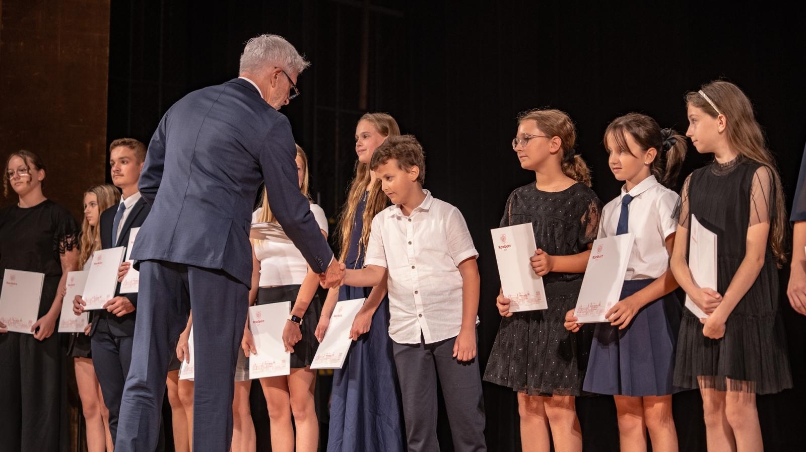 Zdjęcie w galerii na portalu naszraciborz.pl: Najlepsi uczniowie raciborskich szkół odebrali stypendia - foto na bis! wiadomości z regionu
