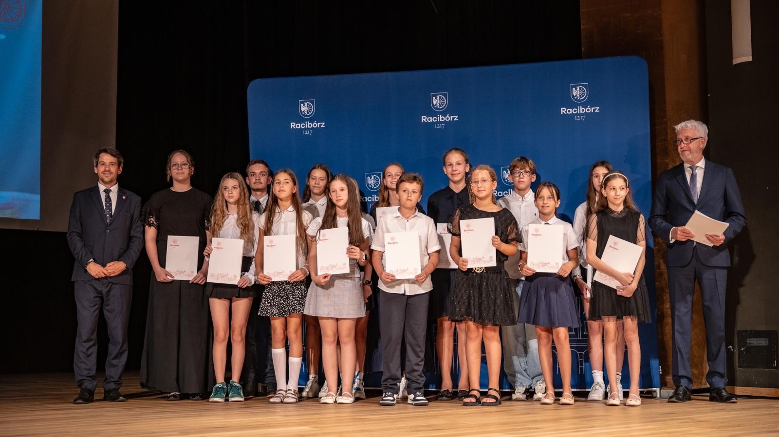 Zdjęcie w galerii na portalu naszraciborz.pl: Najlepsi uczniowie raciborskich szkół odebrali stypendia - foto na bis! wiadomości z regionu