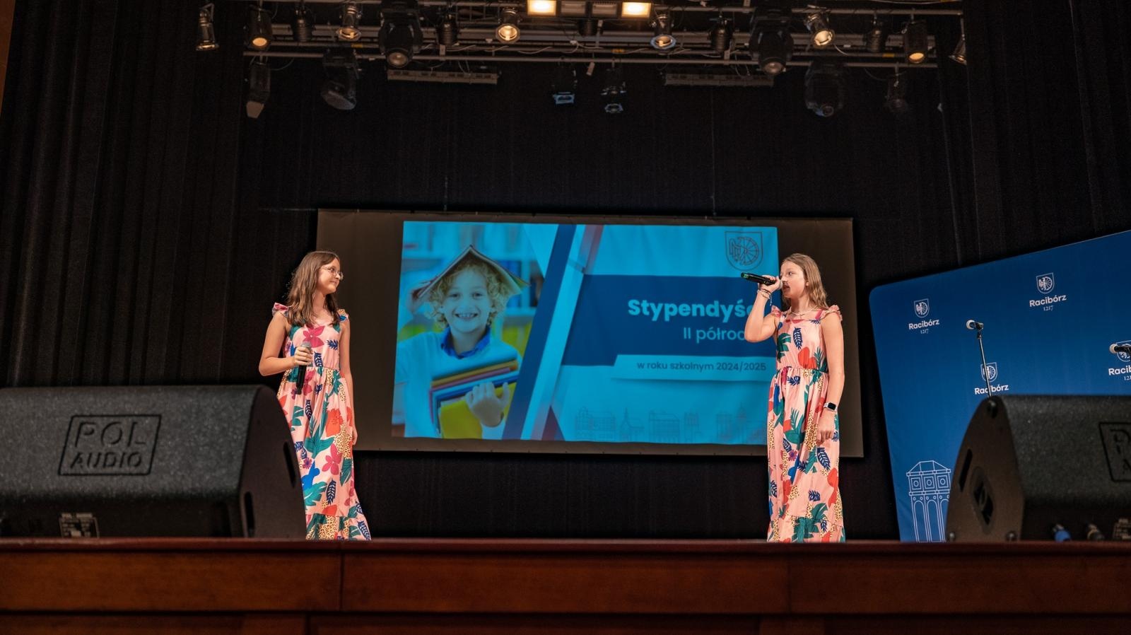 Zdjęcie w galerii na portalu naszraciborz.pl: Najlepsi uczniowie raciborskich szkół odebrali stypendia - foto na bis! wiadomości z regionu