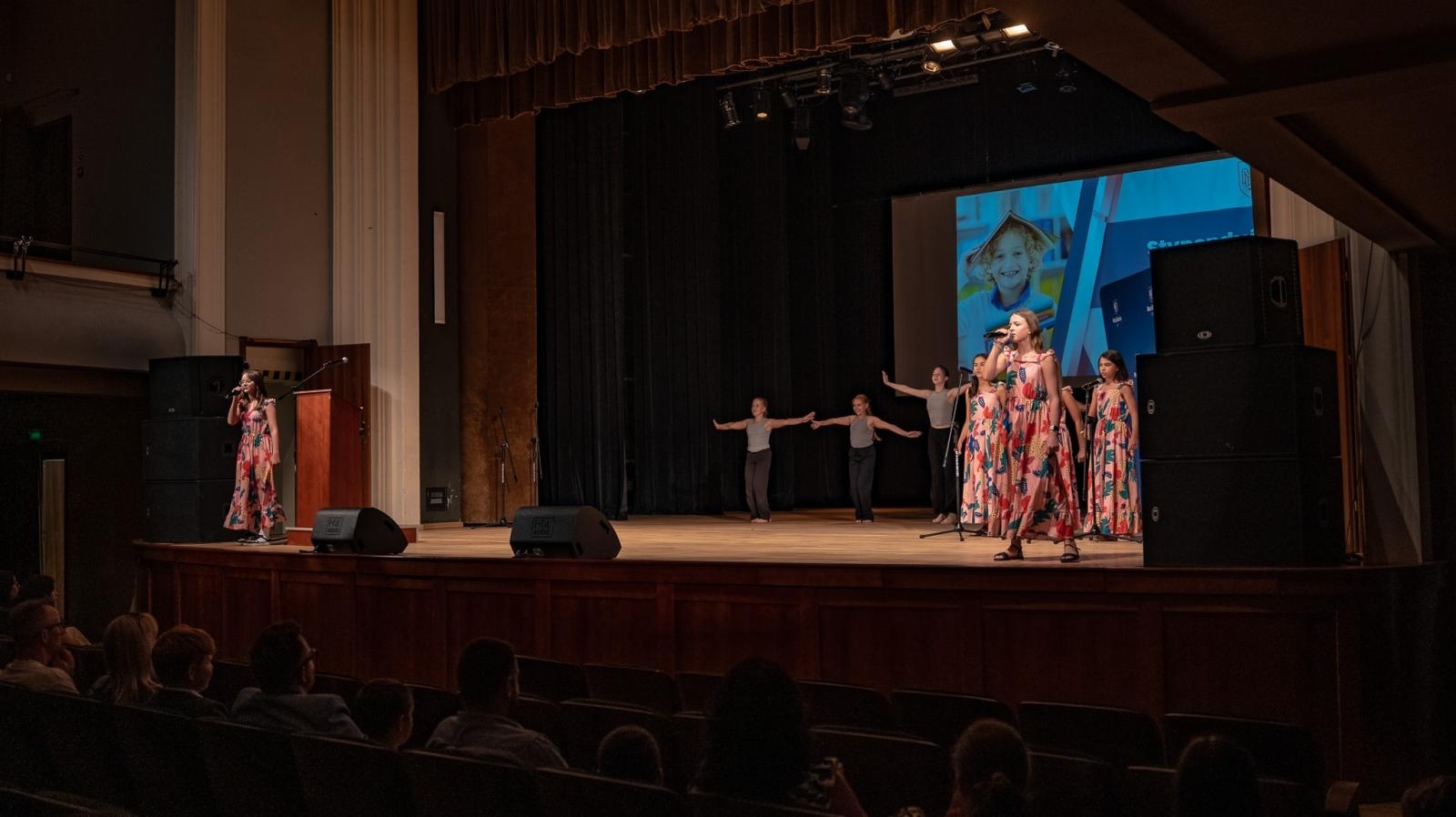 Zdjęcie w galerii na portalu naszraciborz.pl: Najlepsi uczniowie raciborskich szkół odebrali stypendia - foto na bis! wiadomości z regionu