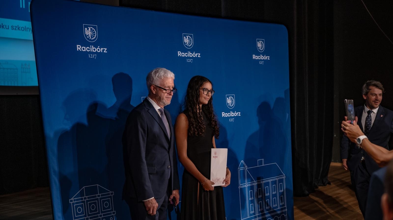 Zdjęcie w galerii na portalu naszraciborz.pl: Najlepsi uczniowie raciborskich szkół odebrali stypendia - foto na bis! wiadomości z regionu