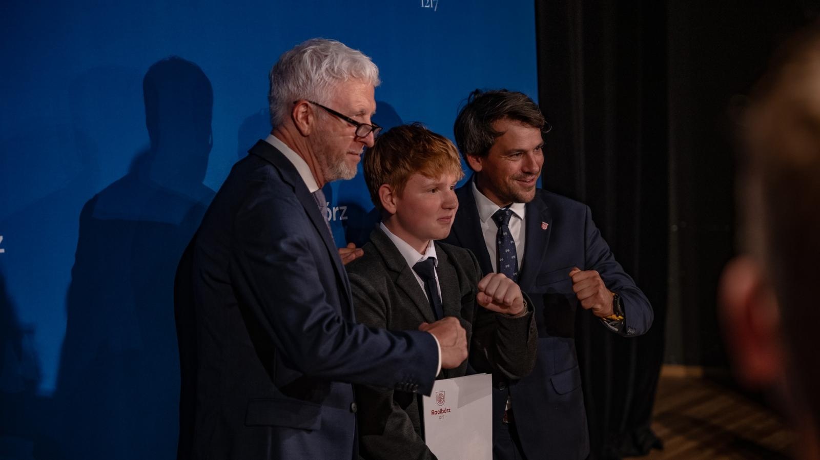 Zdjęcie w galerii na portalu naszraciborz.pl: Najlepsi uczniowie raciborskich szkół odebrali stypendia - foto na bis! wiadomości z regionu