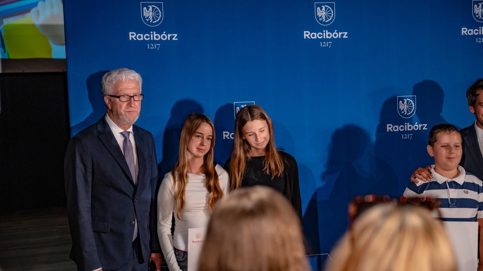 Zdjęcie w galerii na portalu naszraciborz.pl: Najlepsi uczniowie raciborskich szkół odebrali stypendia - foto na bis! wiadomości z regionu