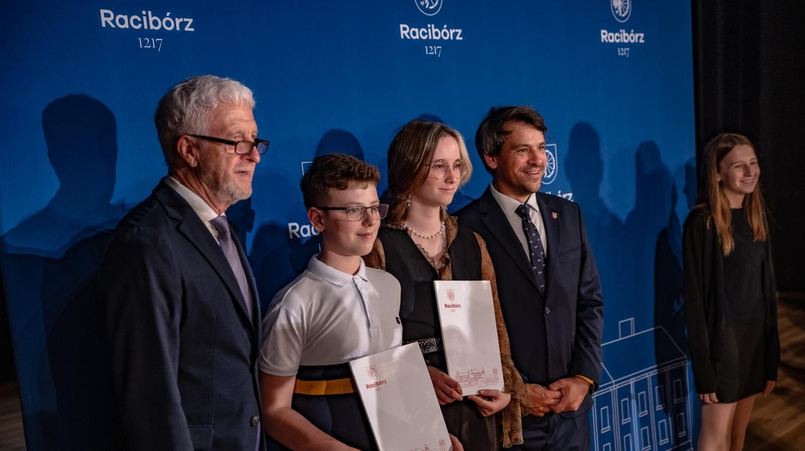 Zdjęcie w galerii na portalu naszraciborz.pl: Najlepsi uczniowie raciborskich szkół odebrali stypendia - foto na bis! wiadomości z regionu
