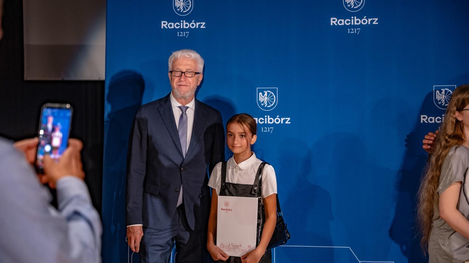 Zdjęcie w galerii na portalu naszraciborz.pl: Najlepsi uczniowie raciborskich szkół odebrali stypendia - foto na bis! wiadomości z regionu