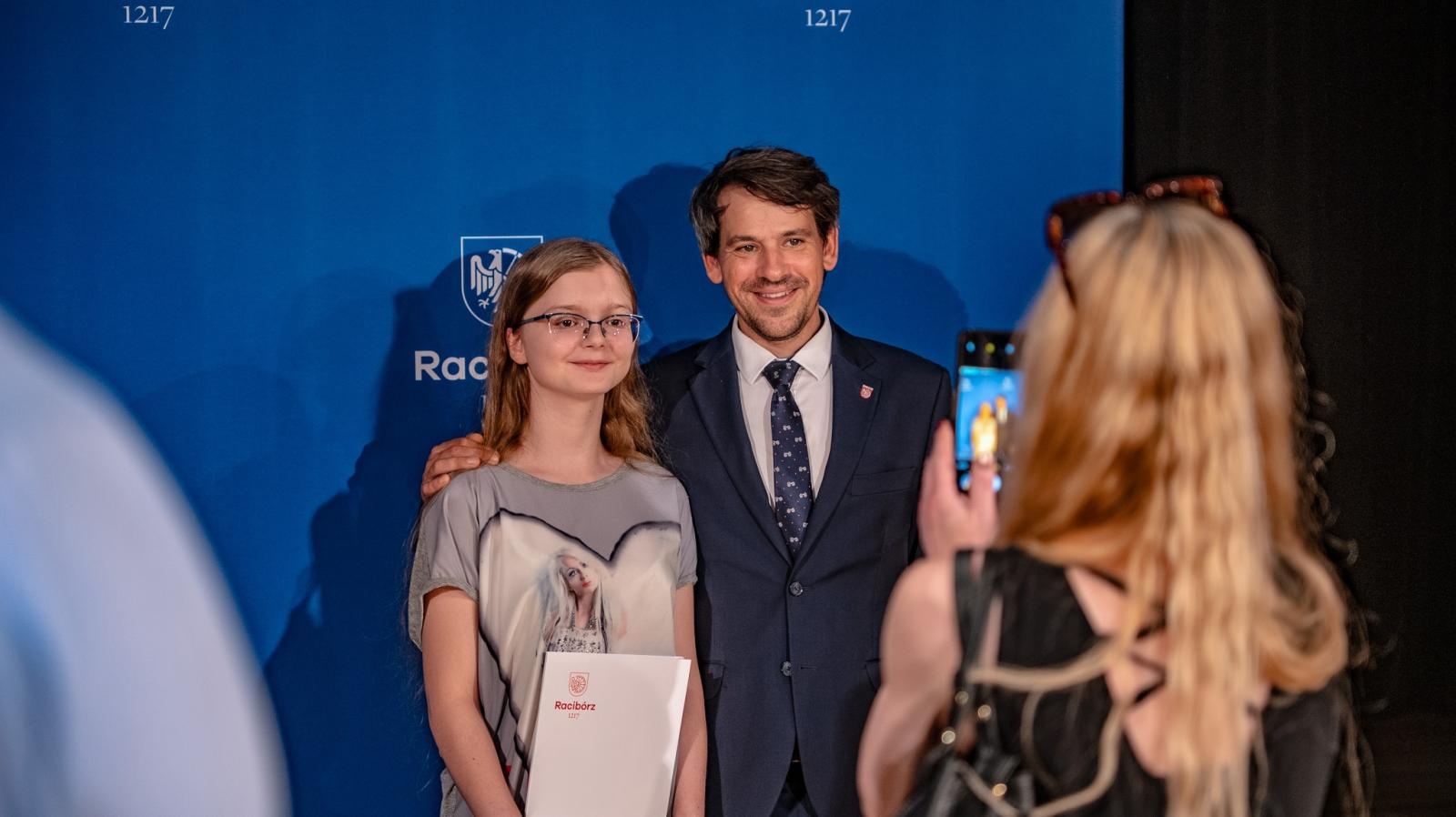 Zdjęcie w galerii na portalu naszraciborz.pl: Najlepsi uczniowie raciborskich szkół odebrali stypendia - foto na bis! wiadomości z regionu
