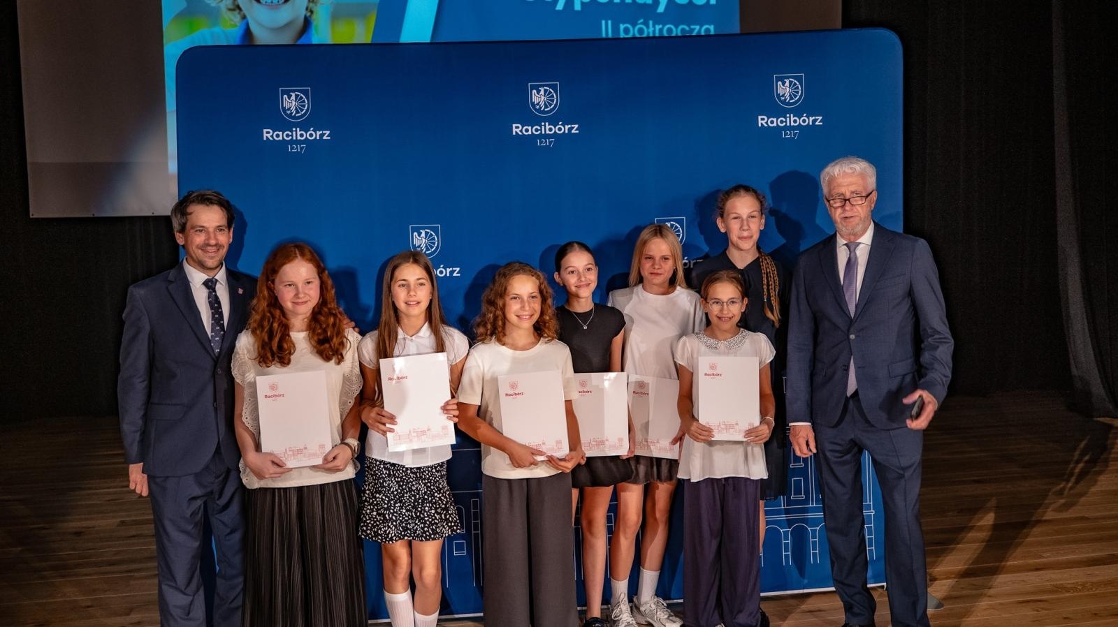 Zdjęcie w galerii na portalu naszraciborz.pl: Najlepsi uczniowie raciborskich szkół odebrali stypendia - foto na bis! wiadomości z regionu