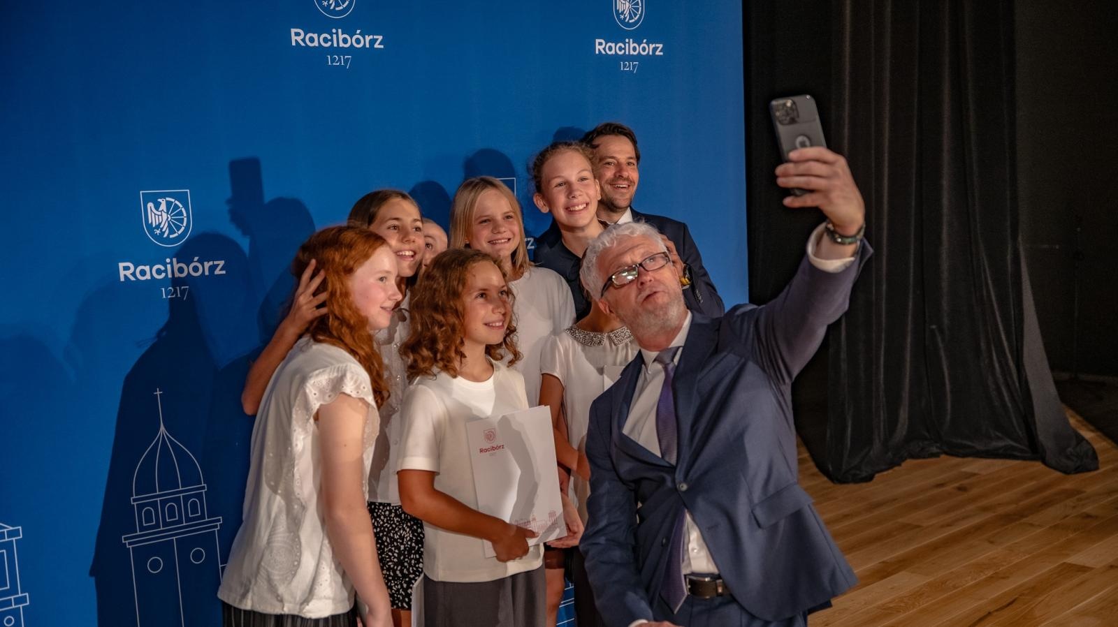 Zdjęcie w galerii na portalu naszraciborz.pl: Najlepsi uczniowie raciborskich szkół odebrali stypendia - foto na bis! wiadomości z regionu