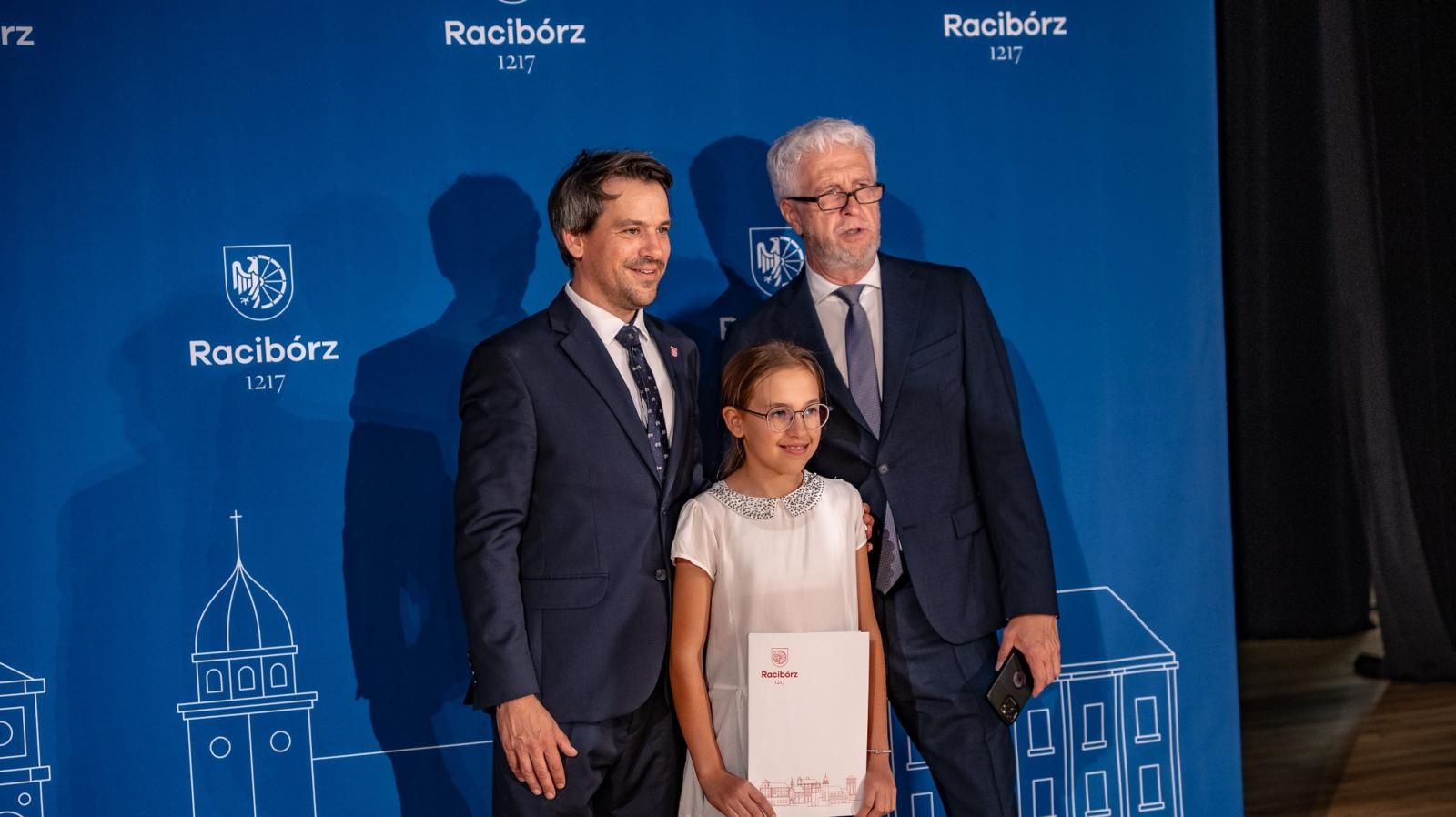 Zdjęcie w galerii na portalu naszraciborz.pl: Najlepsi uczniowie raciborskich szkół odebrali stypendia - foto na bis! wiadomości z regionu