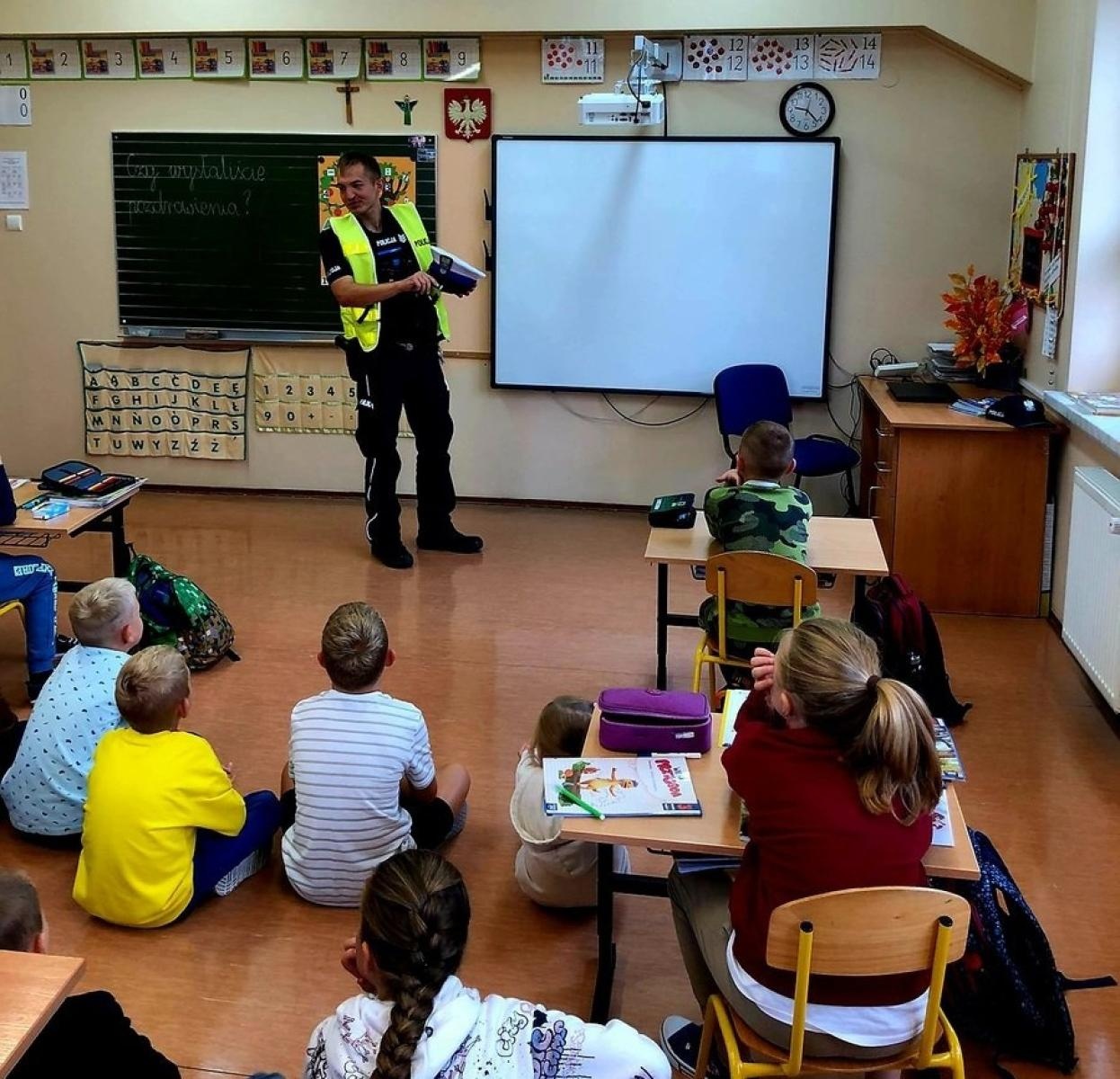 Zdjęcie w galerii na portalu naszraciborz.pl: Praktyczne wskazówki od policjantów dla uczniów szkoły w Samborowicach wiadomości z regionu