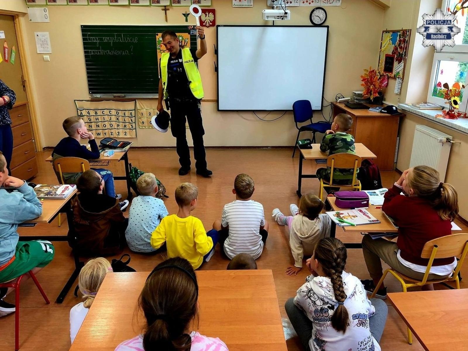 Zdjęcie w galerii na portalu naszraciborz.pl: Praktyczne wskazówki od policjantów dla uczniów szkoły w Samborowicach wiadomości z regionu