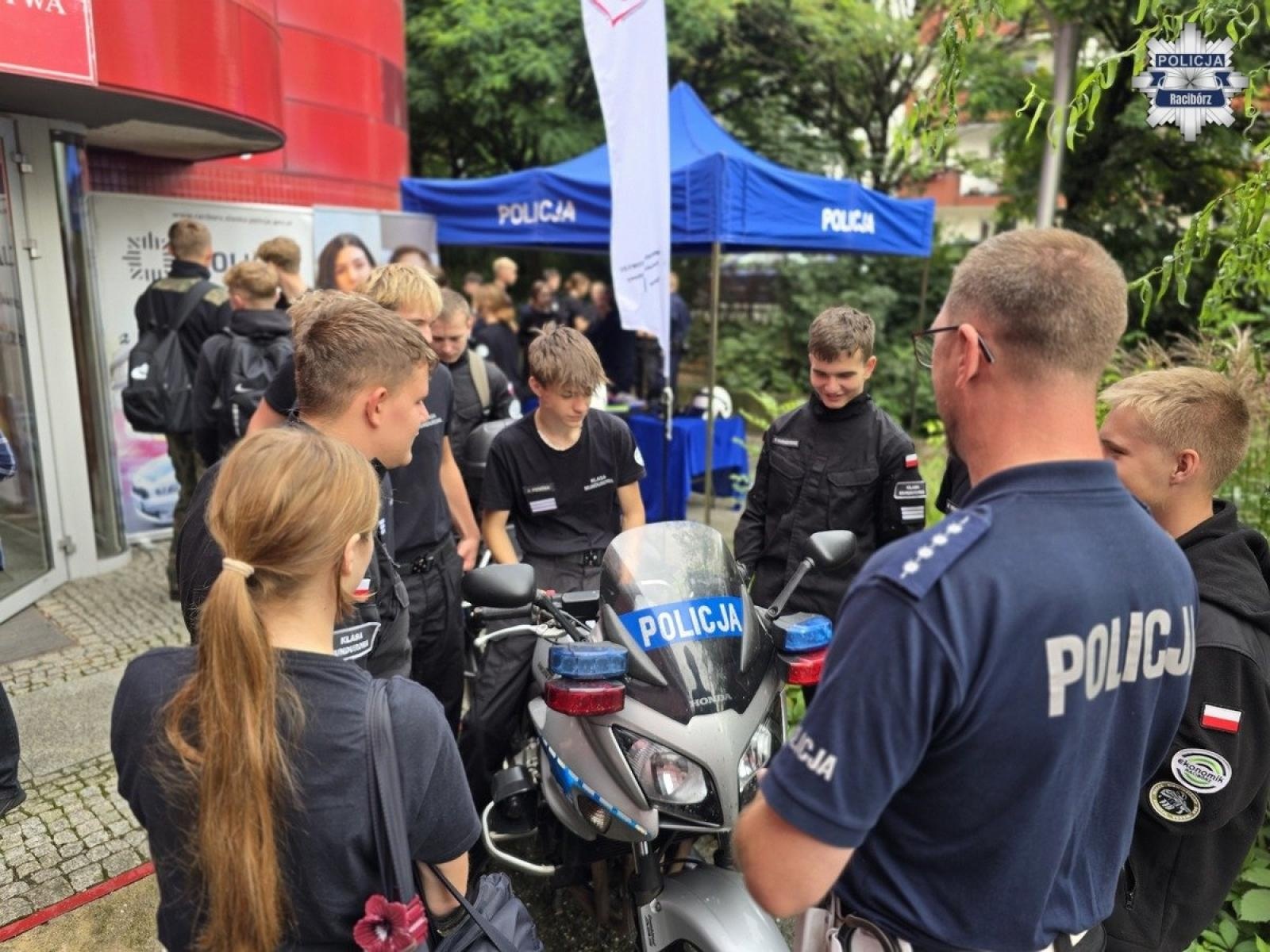 Zdjęcie w galerii na portalu naszraciborz.pl: 100-lecie kobiet w policji. Policjanci z Raciborza oddali krew wiadomości z regionu