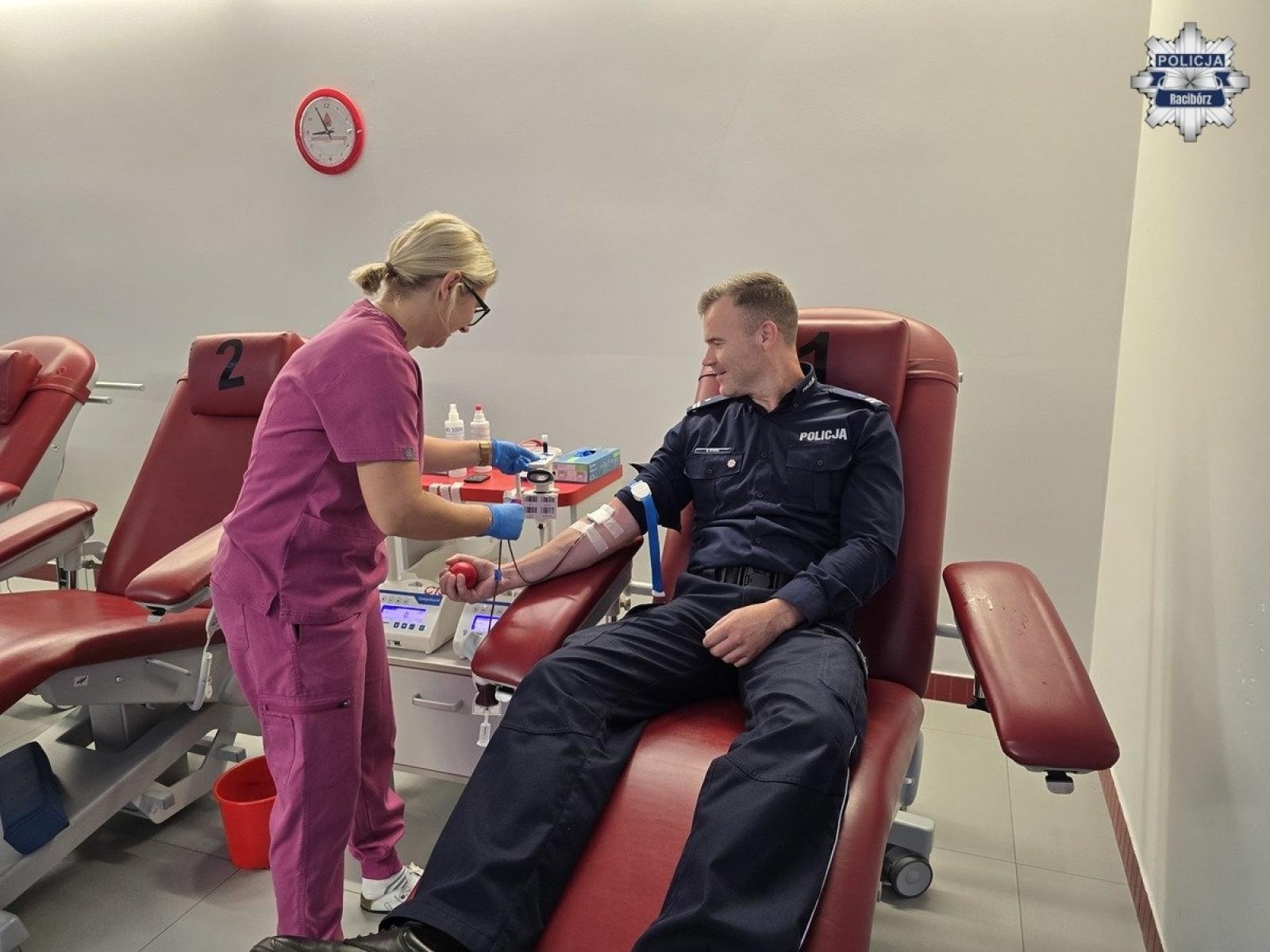 Zdjęcie w galerii na portalu naszraciborz.pl: 100-lecie kobiet w policji. Policjanci z Raciborza oddali krew wiadomości z regionu
