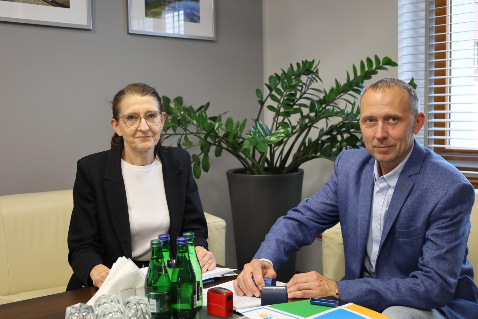 Zdjęcie w galerii na portalu naszraciborz.pl: Umowa podpisana – powiat wyremontuje chodnik w Ciechowicach wiadomości z regionu