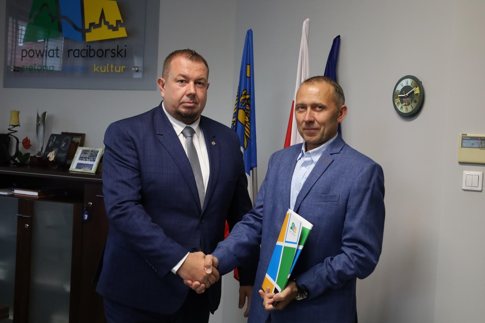 Zdjęcie w galerii na portalu naszraciborz.pl: Umowa podpisana – powiat wyremontuje chodnik w Ciechowicach wiadomości z regionu