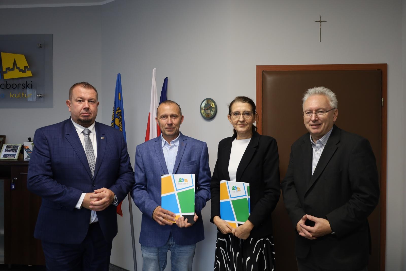 Zdjęcie w galerii na portalu naszraciborz.pl: Umowa podpisana – powiat wyremontuje chodnik w Ciechowicach wiadomości z regionu