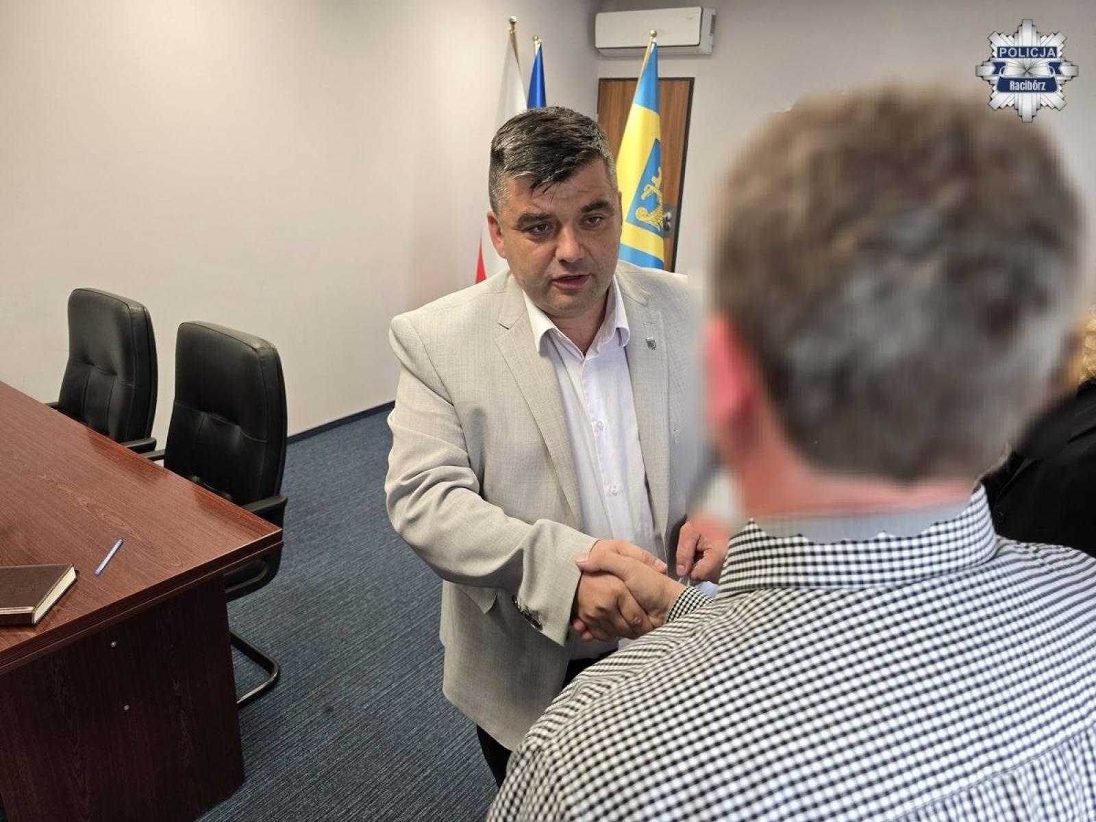 Zdjęcie w galerii na portalu naszraciborz.pl: Odwaga świadka udaremniła przestępstwo w Kuźni Raciborskiej. Bohater odebrał podziękowania wiadomości z regionu