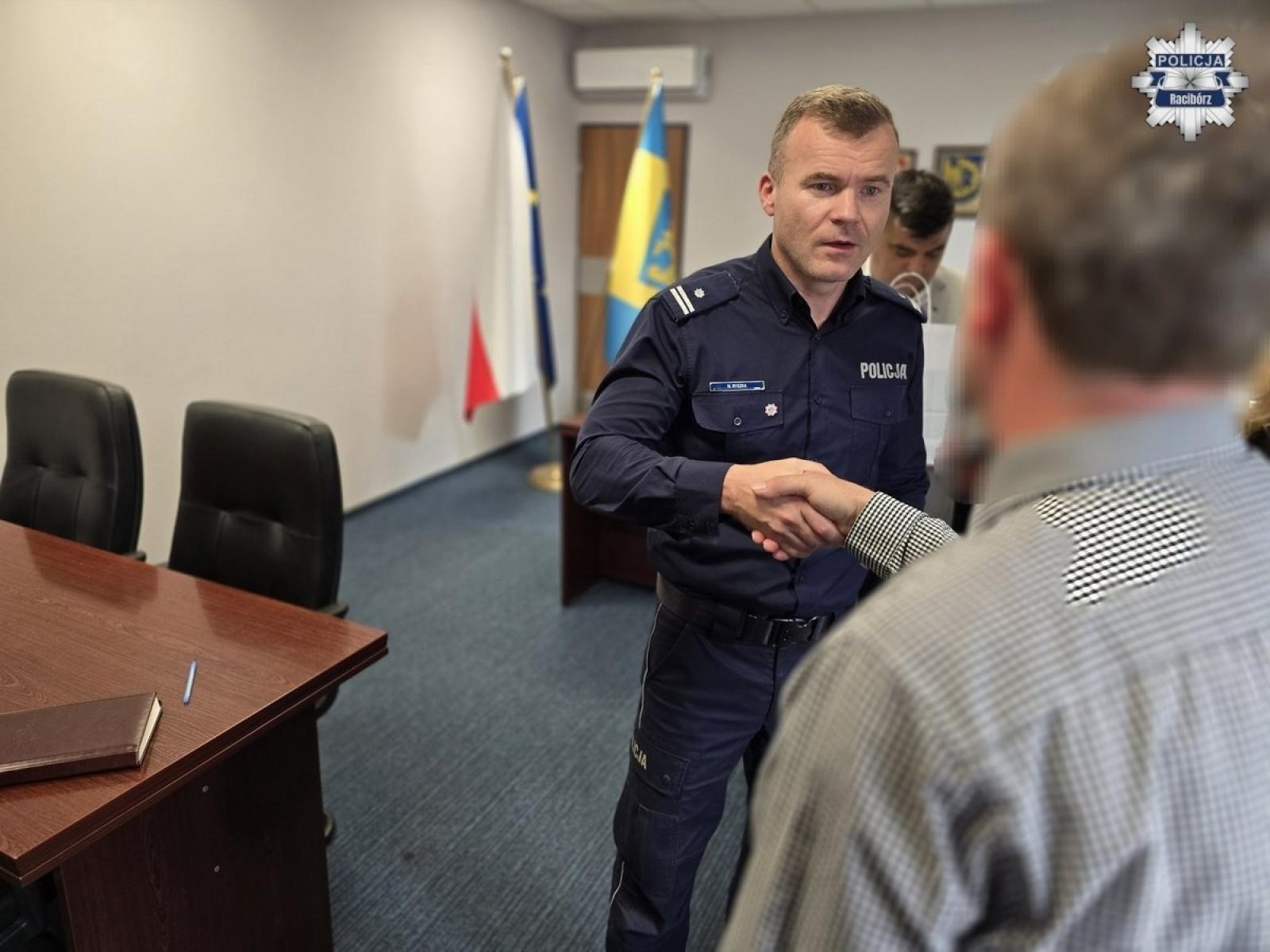 Zdjęcie w galerii na portalu naszraciborz.pl: Odwaga świadka udaremniła przestępstwo w Kuźni Raciborskiej. Bohater odebrał podziękowania wiadomości z regionu