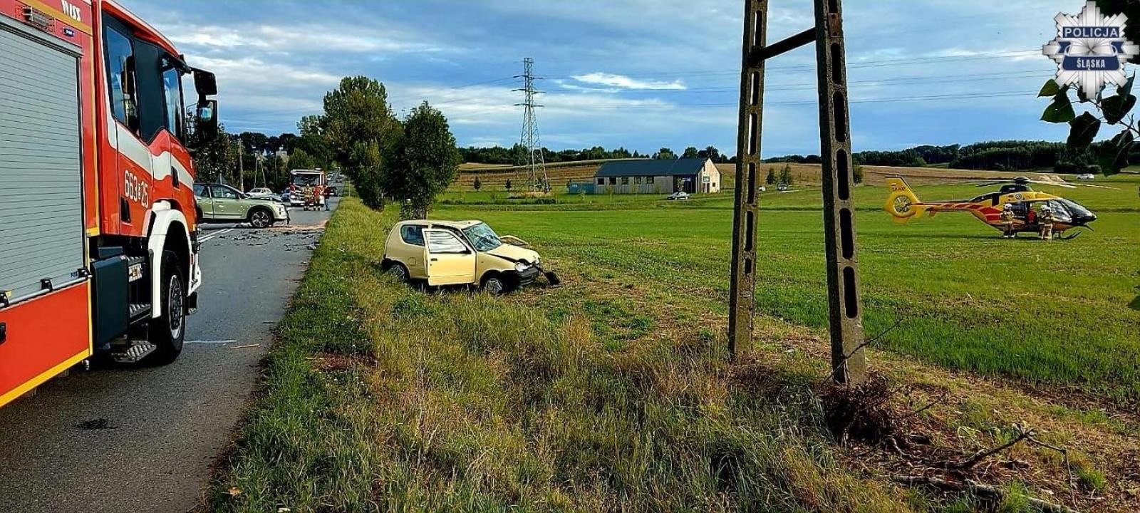 Zdjęcie w galerii na portalu naszraciborz.pl: Wypadek w Rzuchowie na DW933 – zderzenie dwóch samochodów, śmigłowiec LPR w akcji [FOTO i WIDEO] wiadomości z regionu