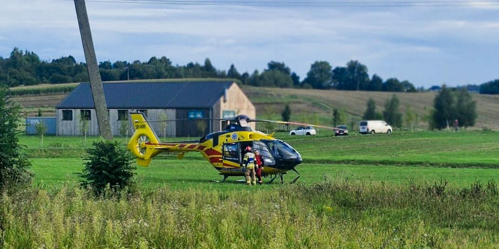 Zdjęcie w galerii na portalu naszraciborz.pl: Wypadek w Rzuchowie na DW933 – zderzenie dwóch samochodów, śmigłowiec LPR w akcji [FOTO i WIDEO] wiadomości z regionu