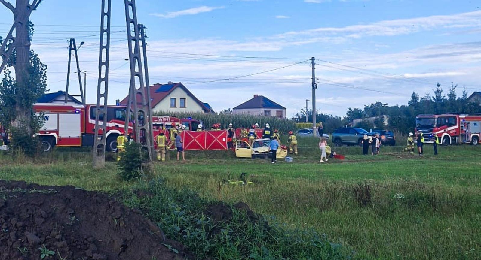 Zdjęcie w galerii na portalu naszraciborz.pl: Wypadek w Rzuchowie na DW933 – zderzenie dwóch samochodów, śmigłowiec LPR w akcji [FOTO i WIDEO] wiadomości z regionu