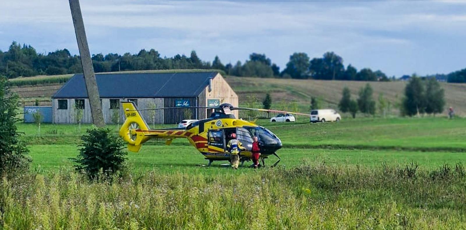Zdjęcie w galerii na portalu naszraciborz.pl: Wypadek w Rzuchowie na DW933 – zderzenie dwóch samochodów, śmigłowiec LPR w akcji [FOTO i WIDEO] wiadomości z regionu