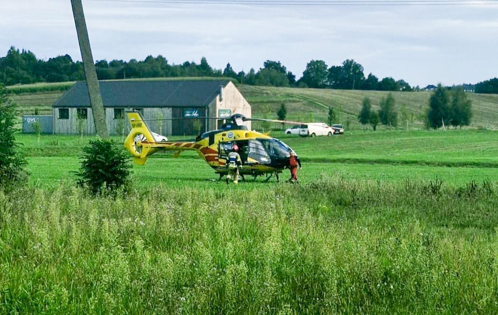 Zdjęcie w galerii na portalu naszraciborz.pl: Wypadek w Rzuchowie na DW933 – zderzenie dwóch samochodów, śmigłowiec LPR w akcji [FOTO i WIDEO] wiadomości z regionu