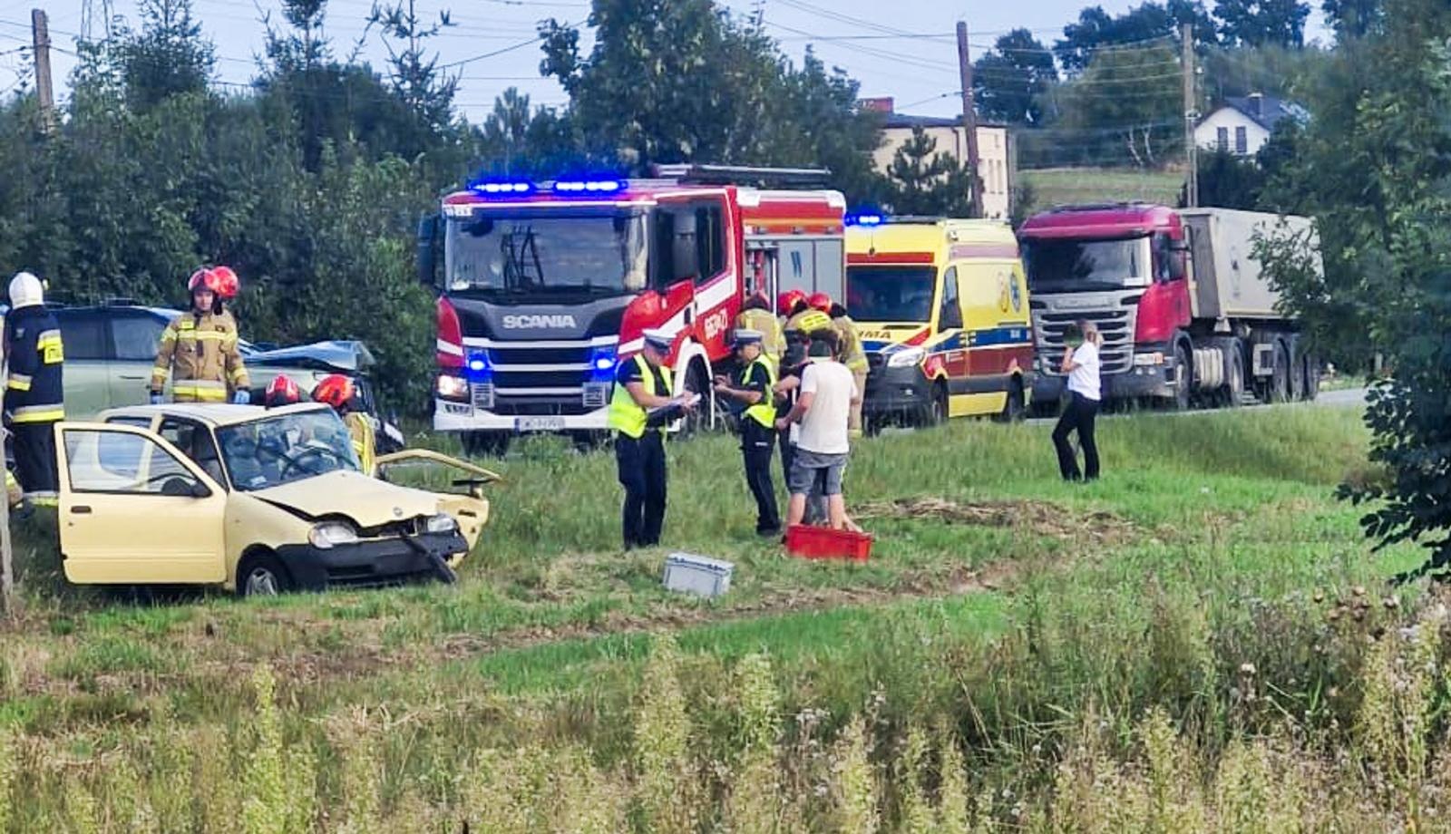 Zdjęcie w galerii na portalu naszraciborz.pl: Wypadek w Rzuchowie na DW933 – zderzenie dwóch samochodów, śmigłowiec LPR w akcji [FOTO i WIDEO] wiadomości z regionu