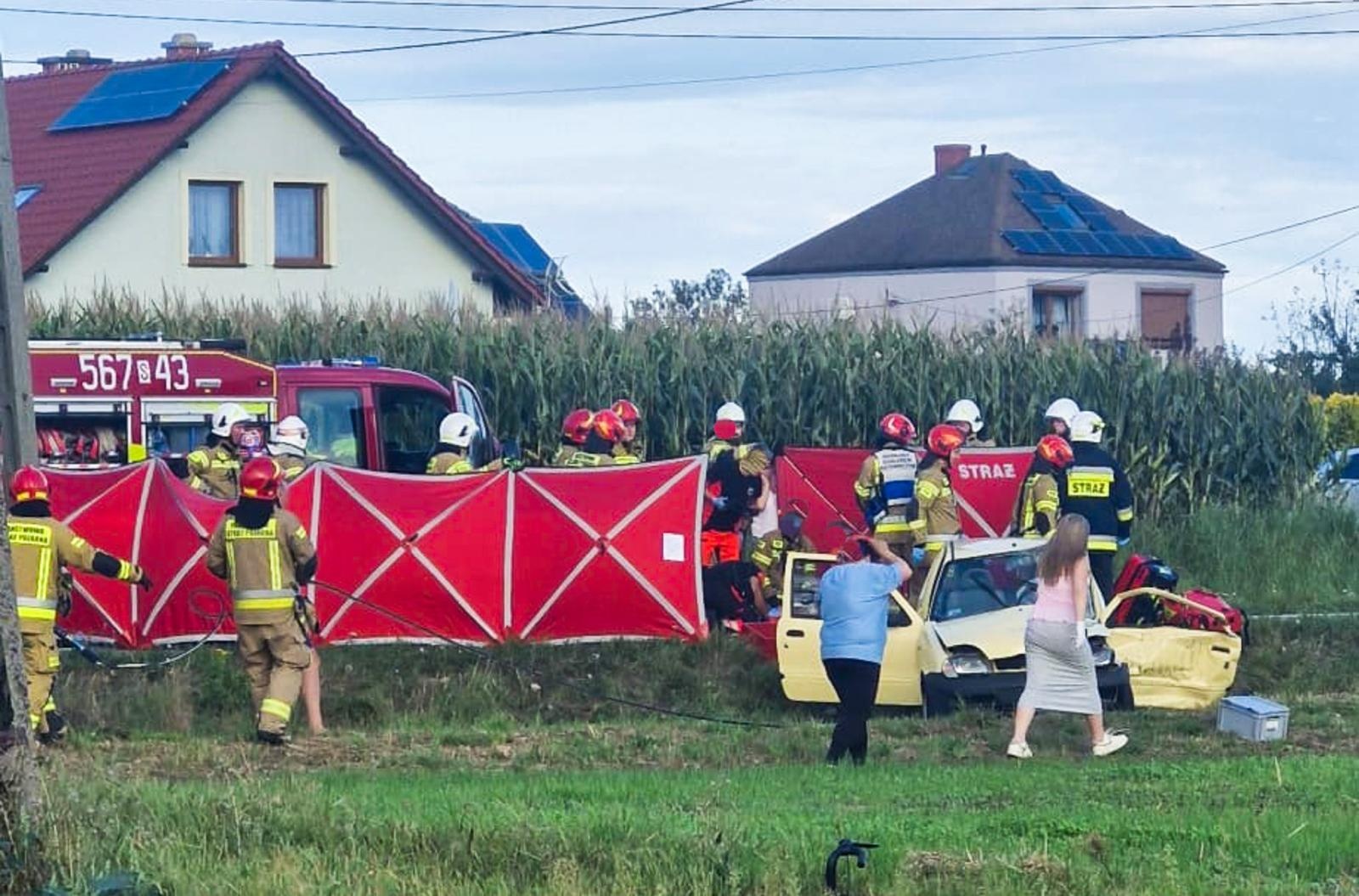Zdjęcie w galerii na portalu naszraciborz.pl: Wypadek w Rzuchowie na DW933 – zderzenie dwóch samochodów, śmigłowiec LPR w akcji [FOTO i WIDEO] wiadomości z regionu