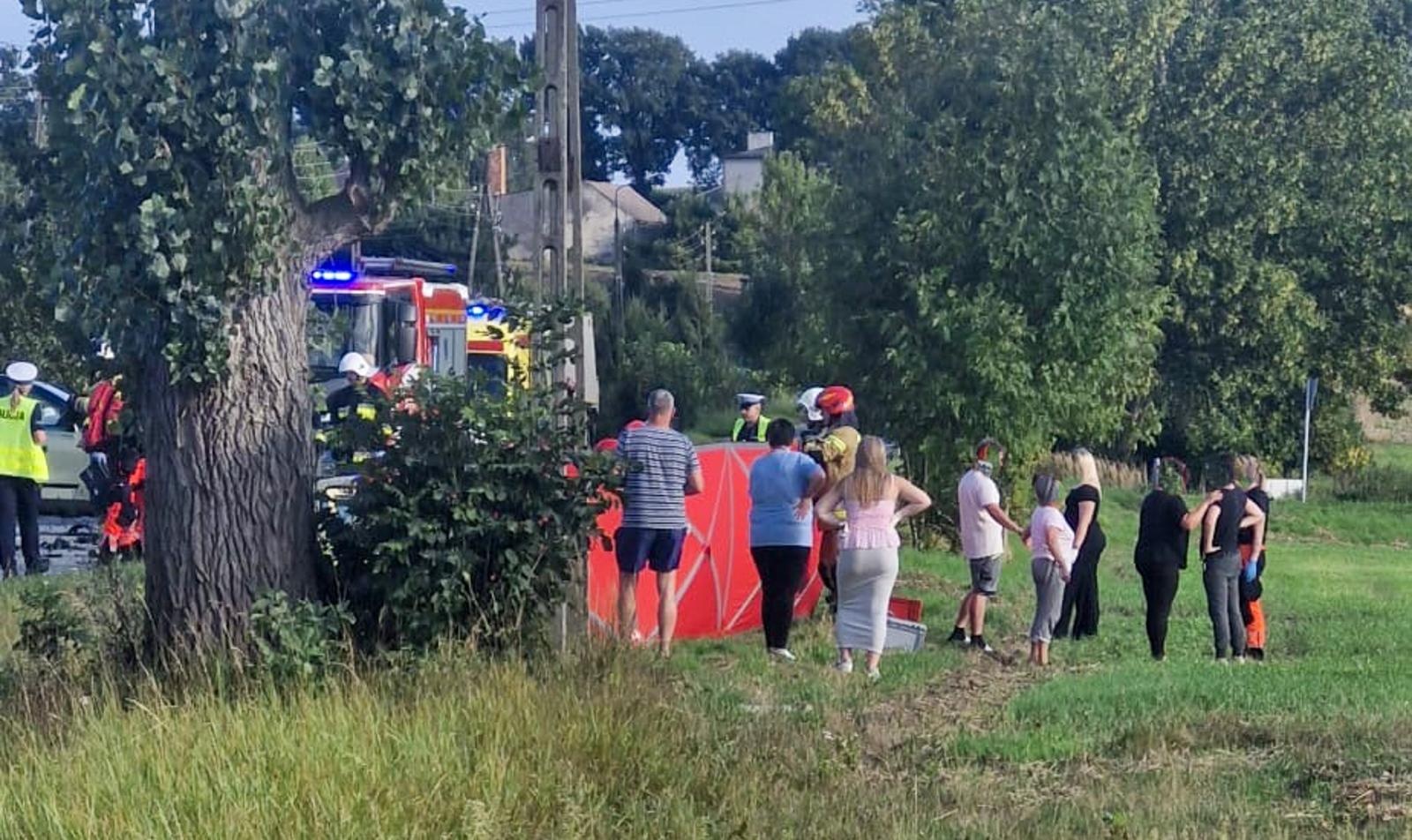 Zdjęcie w galerii na portalu naszraciborz.pl: Wypadek w Rzuchowie na DW933 – zderzenie dwóch samochodów, śmigłowiec LPR w akcji [FOTO i WIDEO] wiadomości z regionu