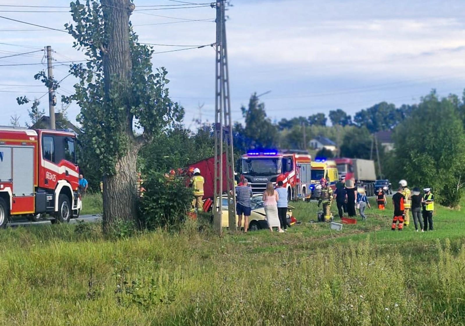 Zdjęcie w galerii na portalu naszraciborz.pl: Wypadek w Rzuchowie na DW933 – zderzenie dwóch samochodów, śmigłowiec LPR w akcji [FOTO i WIDEO] wiadomości z regionu
