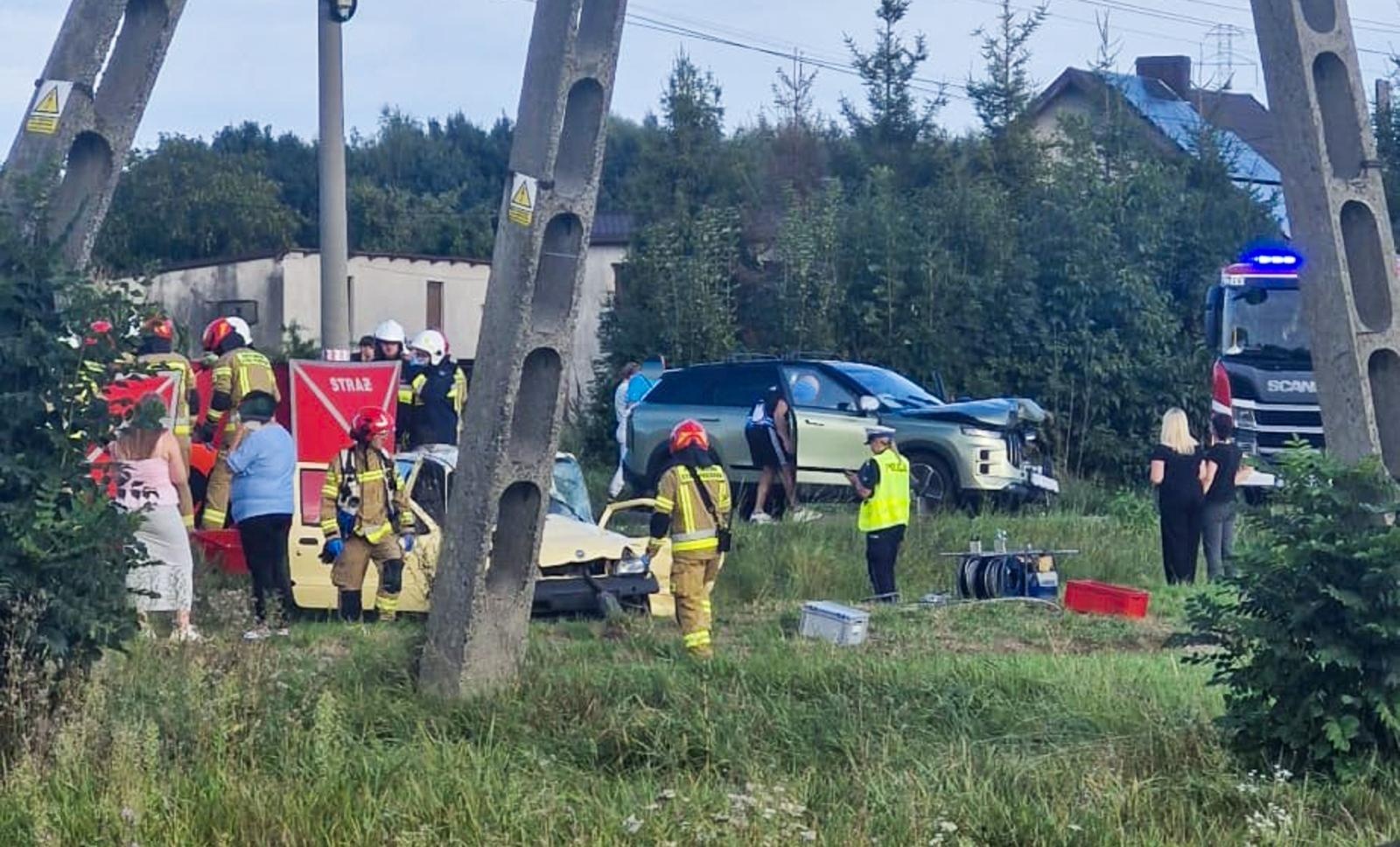 Zdjęcie w galerii na portalu naszraciborz.pl: Wypadek w Rzuchowie na DW933 – zderzenie dwóch samochodów, śmigłowiec LPR w akcji [FOTO i WIDEO] wiadomości z regionu