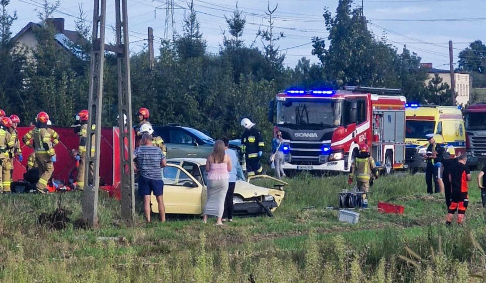 Zdjęcie w galerii na portalu naszraciborz.pl: Wypadek w Rzuchowie na DW933 – zderzenie dwóch samochodów, śmigłowiec LPR w akcji [FOTO i WIDEO] wiadomości z regionu