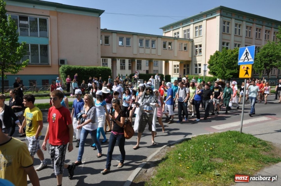 Zdjęcie w galerii na portalu naszraciborz.pl: Juwenalia rozpoczęte. Klucz przekazany wiadomości z regionu