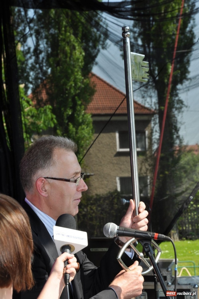 Zdjęcie w galerii na portalu naszraciborz.pl: Juwenalia rozpoczęte. Klucz przekazany wiadomości z regionu