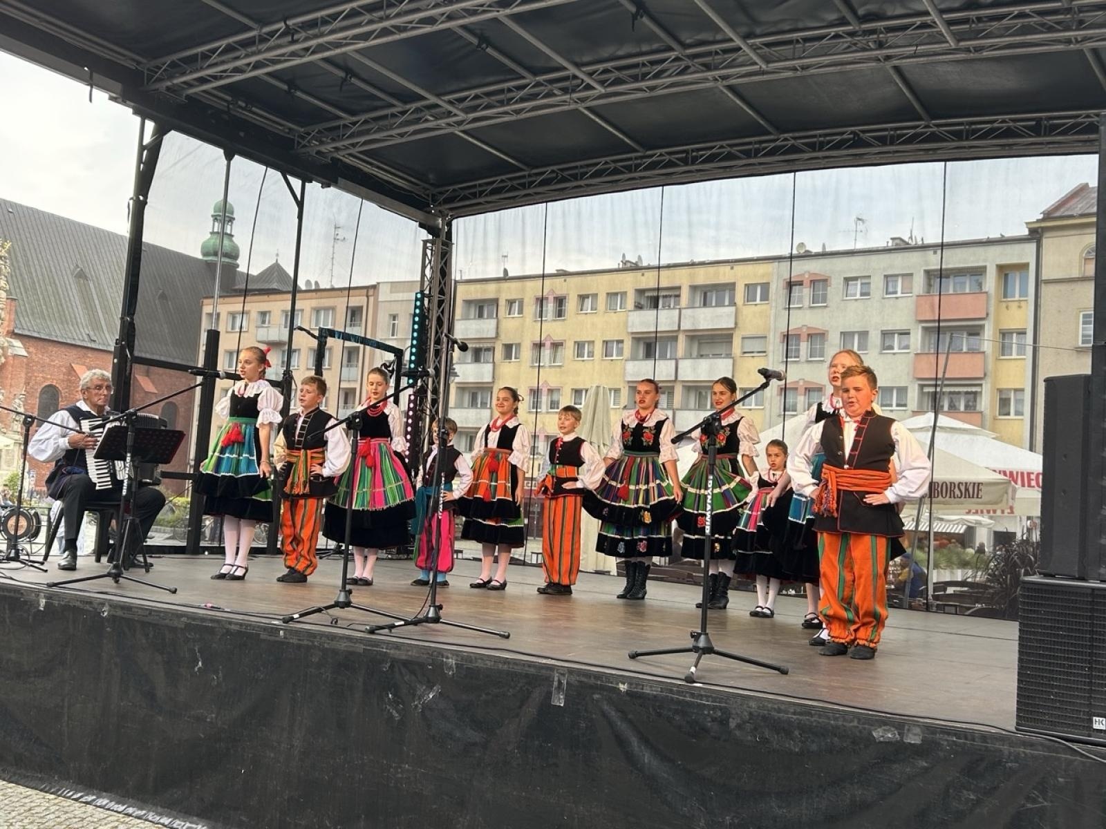 Zdjęcie w galerii na portalu naszraciborz.pl: ZPiT Strzecha im. Joli Rymszy rozpoczyna rok kulturalny serią spektakularnych występów wiadomości z regionu