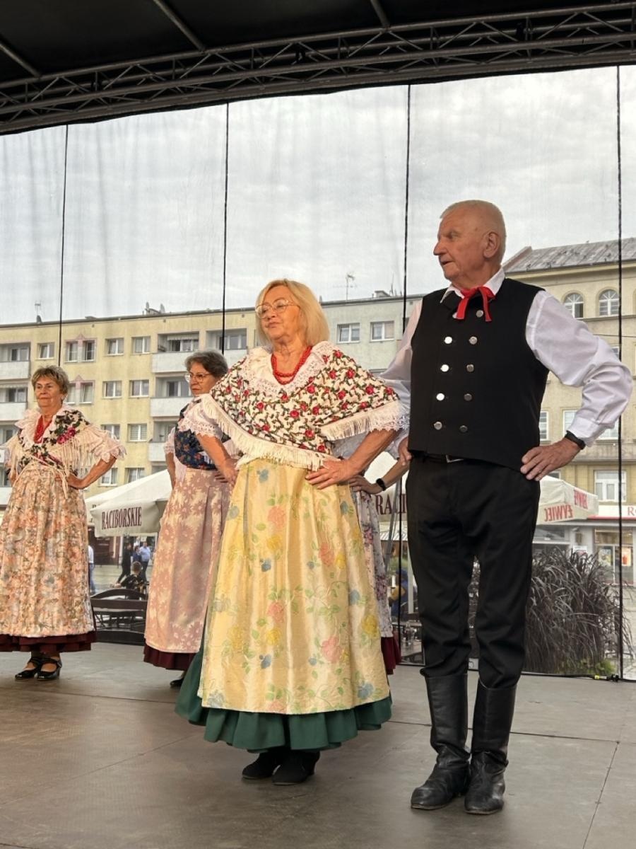 Zdjęcie w galerii na portalu naszraciborz.pl: ZPiT Strzecha im. Joli Rymszy rozpoczyna rok kulturalny serią spektakularnych występów wiadomości z regionu